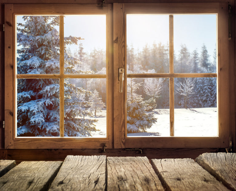 Blick aus dem Fenster einer Holzhtte im Winter | Walterscheidt